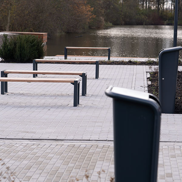 131106 straatmeubilair fietsparkeren buitenbank fietsaanleunbeugels afvalbak 