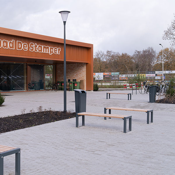 Straatmeubilair en fietsnietjes bij nieuw zwembad
