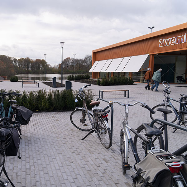 131106 straatmeubilair fietsparkeren buitenbank fietsaanleunbeugels afvalbak 