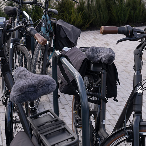 131106 straatmeubilair fietsparkeren buitenbank fietsaanleunbeugels afvalbak 