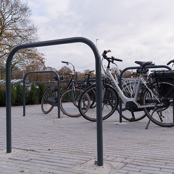 131106 straatmeubilair fietsparkeren buitenbank fietsaanleunbeugels afvalbak 