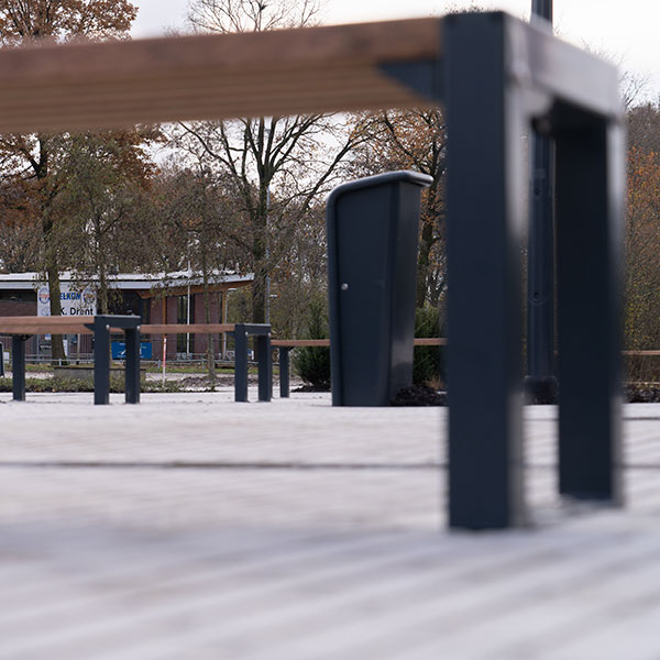 131106 straatmeubilair fietsparkeren buitenbank fietsaanleunbeugels afvalbak 