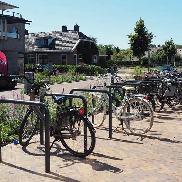 93551_straatmeubilair_fietsparkeren_banken_fietsaanleunbeugels