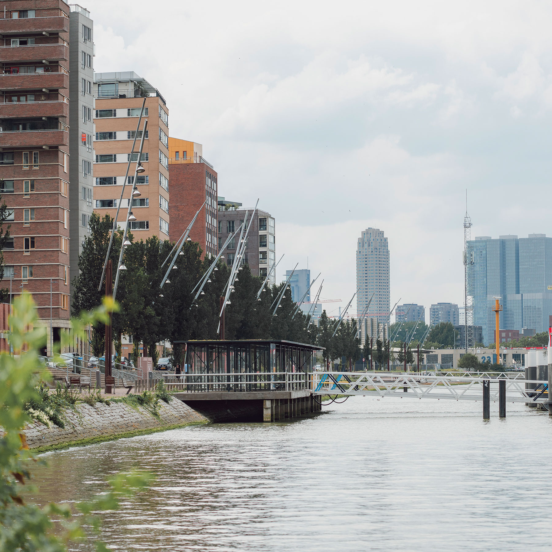 Overdekte wachtruimte voor gebruikers watertaxi Rotterdam