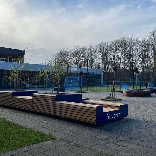 Straatmeubilair en fietsoverkapping op schoolplein Yuverta