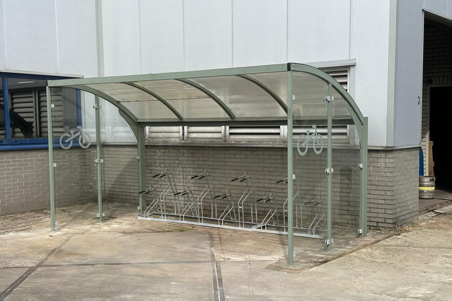 Circulaire fietsoverkapping FalcoGamma Hi bij Regge Hout in Goor met transparante kopwanden en ruimte voor meerdere fietsen