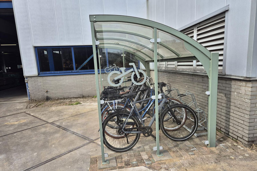 Circulaire fietsoverkapping FalcoGamma Hi bij Regge Hout in Goor met transparante  kopwanden en ruimte voor meerdere fietsen