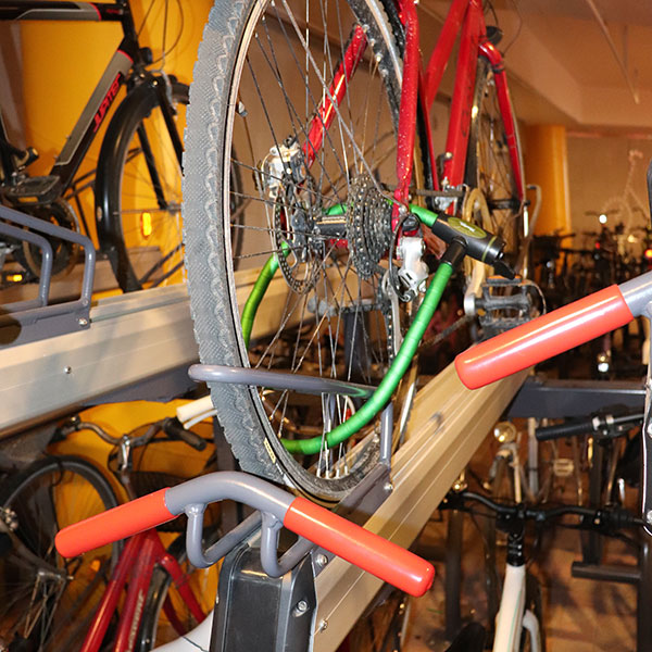 Dubbellaags fietsparkeren bij station Leppävaara in Espoo, Finland