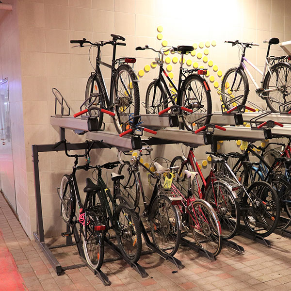 Dubbellaags fietsparkeren bij station Leppävaara in Espoo, Finland