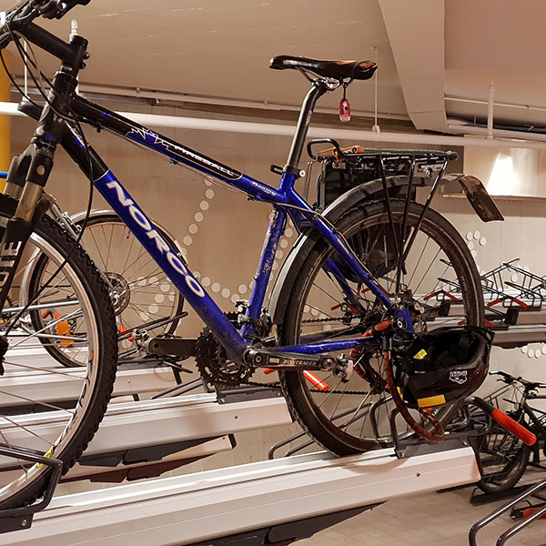 Dubbellaags fietsparkeren bij station Leppävaara in Espoo, Finland