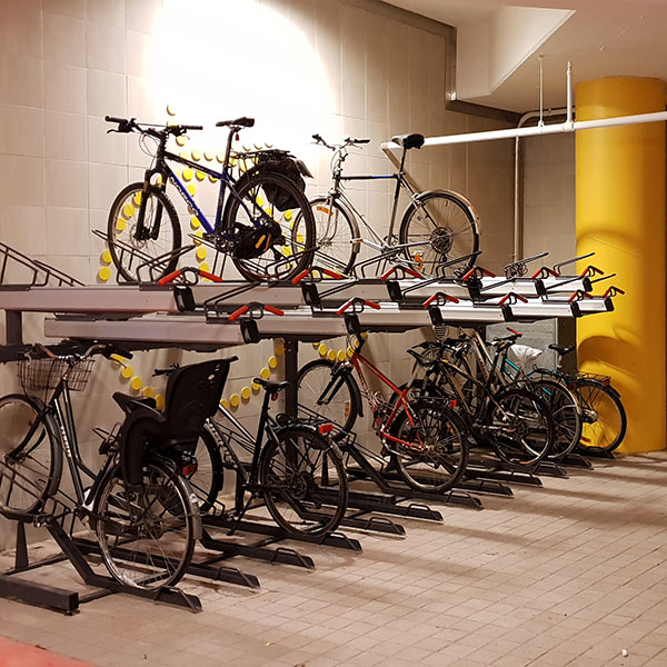 Dubbellaags fietsparkeren bij station Leppävaara in Espoo, Finland
