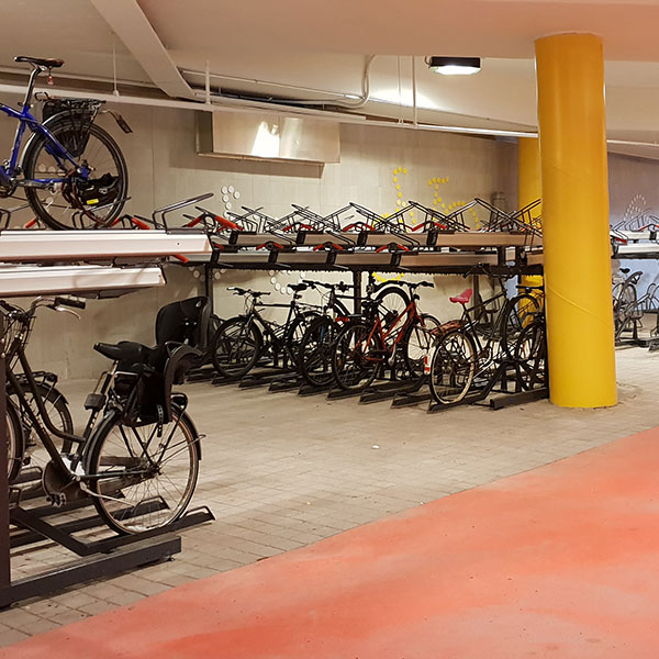 Dubbellaags fietsparkeren bij station Leppävaara in Espoo, Finland