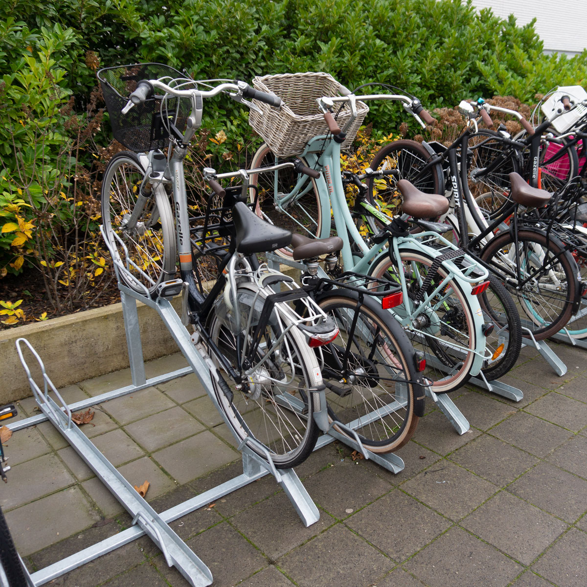 Fietsenrek voor kratfietsen bij Montaigne Lyceum Den Haag