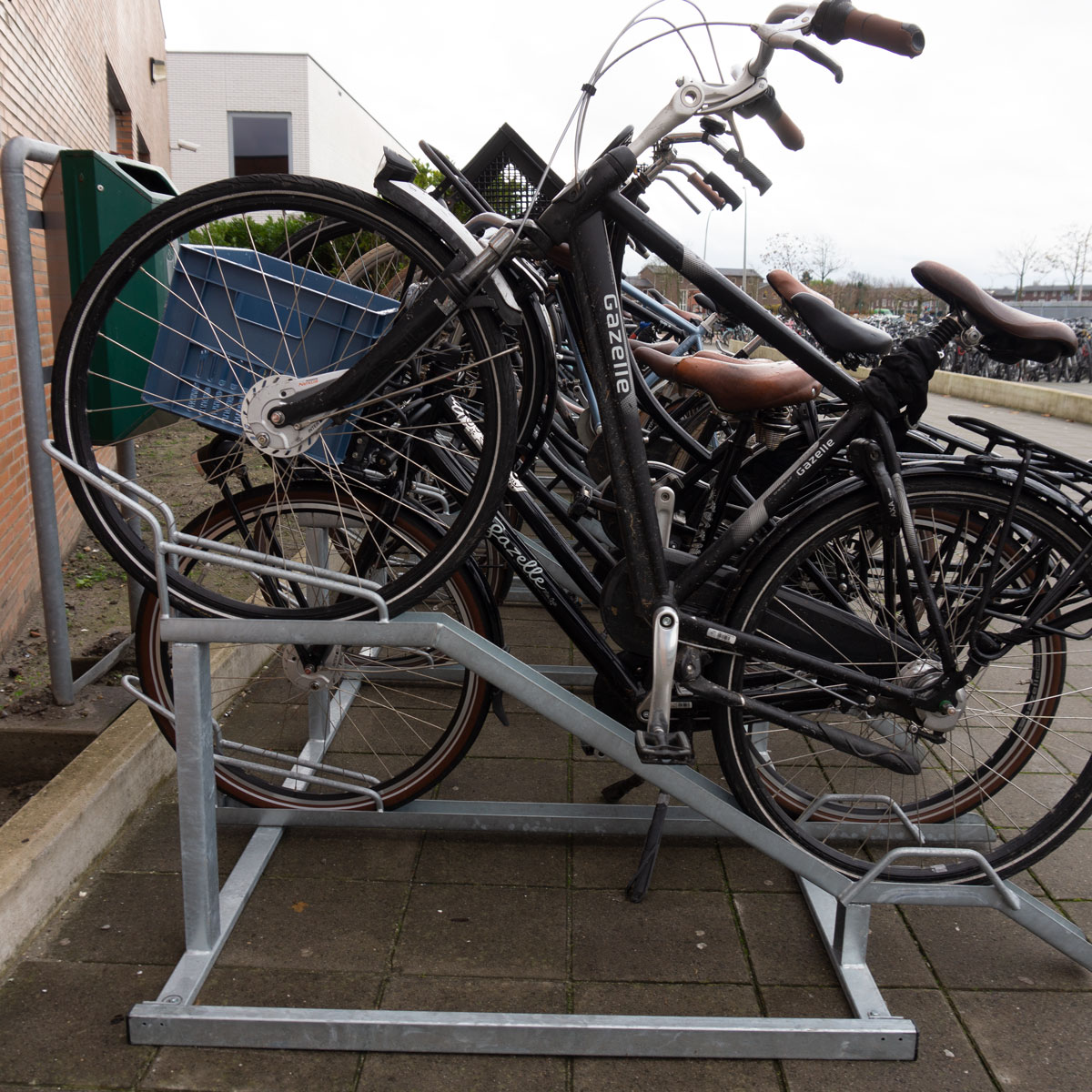 Fietsenrek voor kratfietsen bij Montaigne Lyceum Den Haag