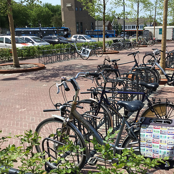Fietsparkeren bij busstation in Emmeloord