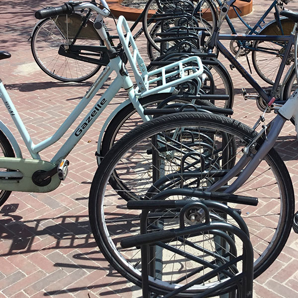 Fietsparkeren bij busstation in Emmeloord