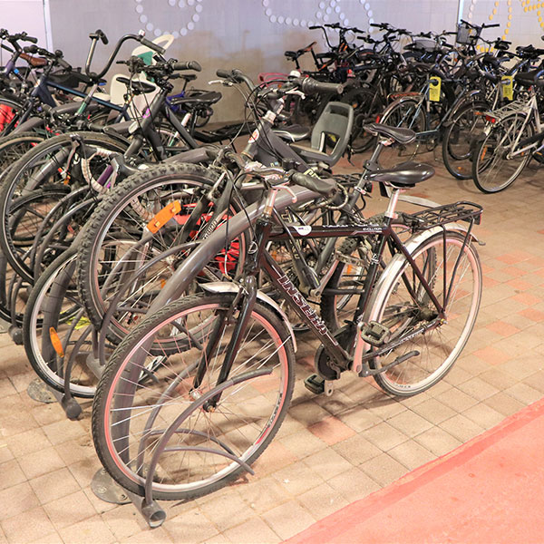 Dubbellaags fietsparkeren bij station Leppävaara in Espoo, Finland