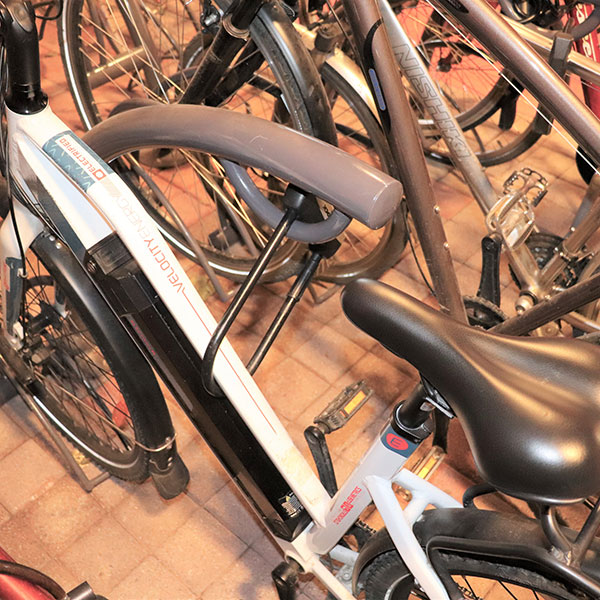 Dubbellaags fietsparkeren bij station Leppävaara in Espoo, Finland