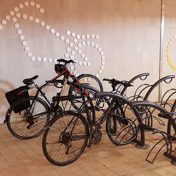 Dubbellaags fietsparkeren bij station Leppävaara in Espoo, Finland