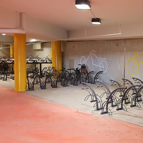 Dubbellaags fietsparkeren bij station Leppävaara in Espoo, Finland