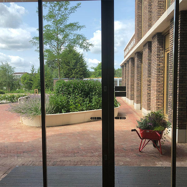 124111 124108 fietsparkeren fietsoverkapping fietsenrek straatmeubilair afvalbak plantenbak  buitenbank