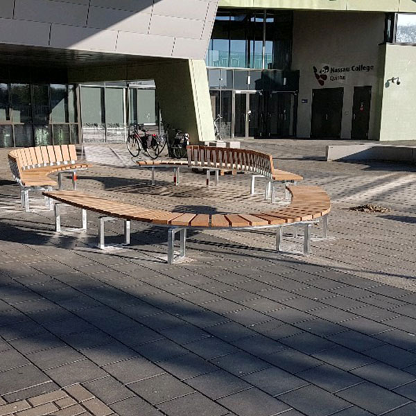 Schoolplein Dr Nassau College in Assen ingericht met ronde FalcoSinus banken