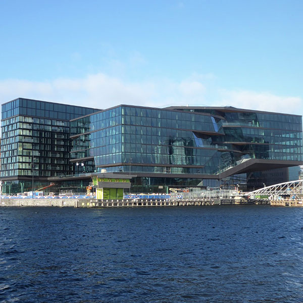 Compact fietsparkeren in fietsenkelder nieuw uniek kantoor Booking.com