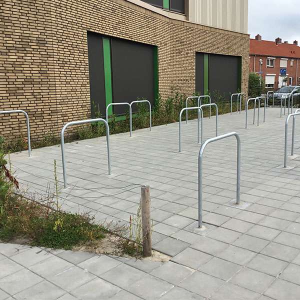 Netjes fietsparkeren op schoolplein met fietsnietjes