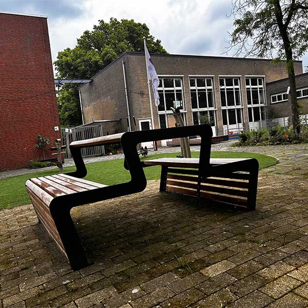 132915 schoolplein straatmeubilair buitenbank picknickset afvalbak