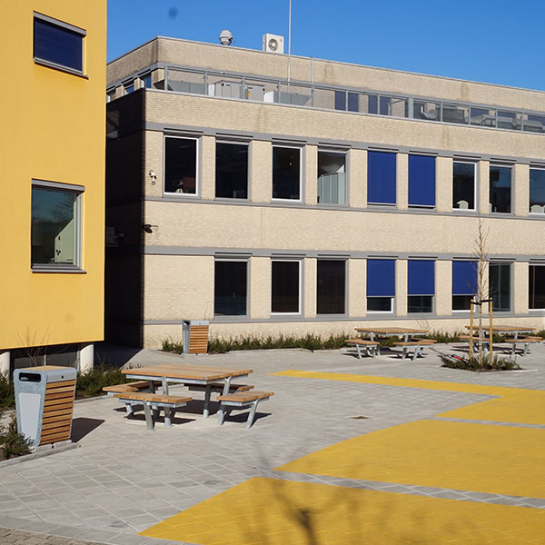 straatmeubilair zitbanken afvalbakken picknick set inrichting schoolplein