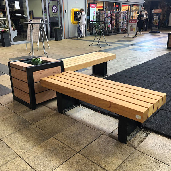 Straatmeubilair in winkelcentrum
