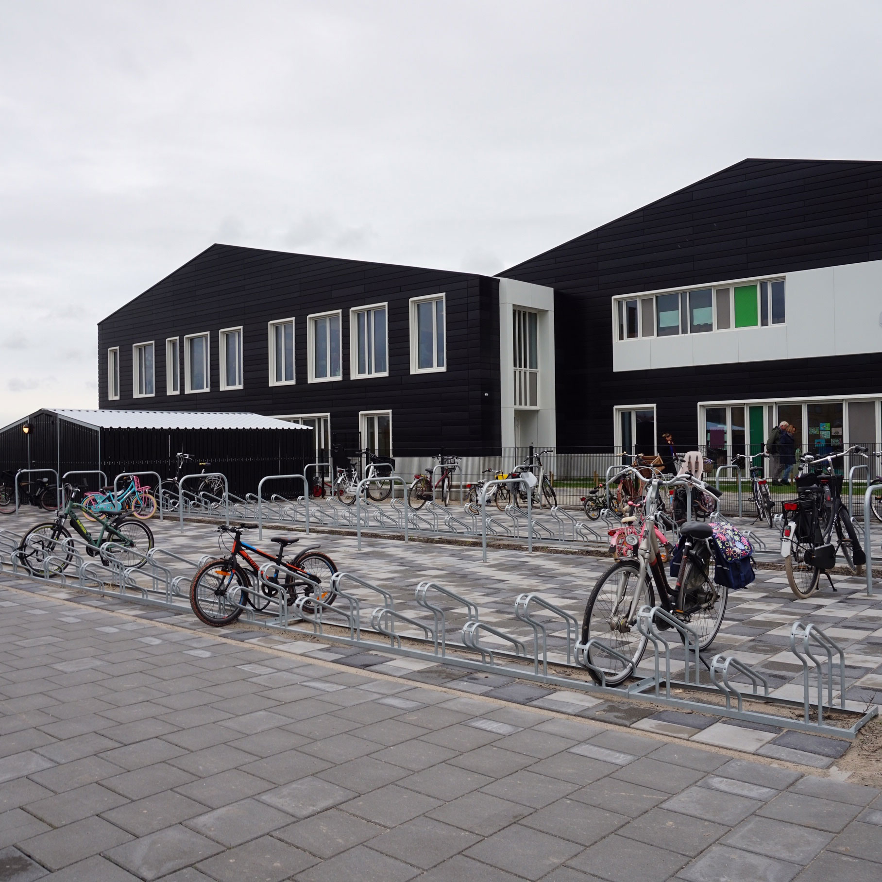 Duurzame overkappingen en fietsparkeersystemen bij MFA Kreekrijk, Assendelft