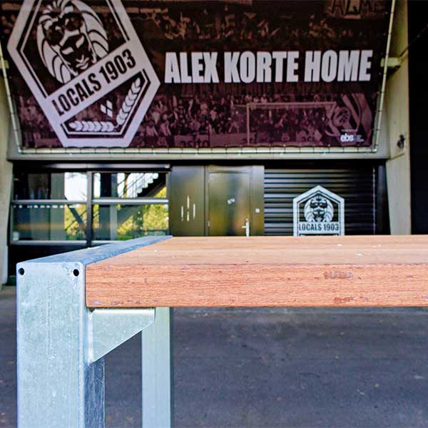 137990 straatmeubilair statafels