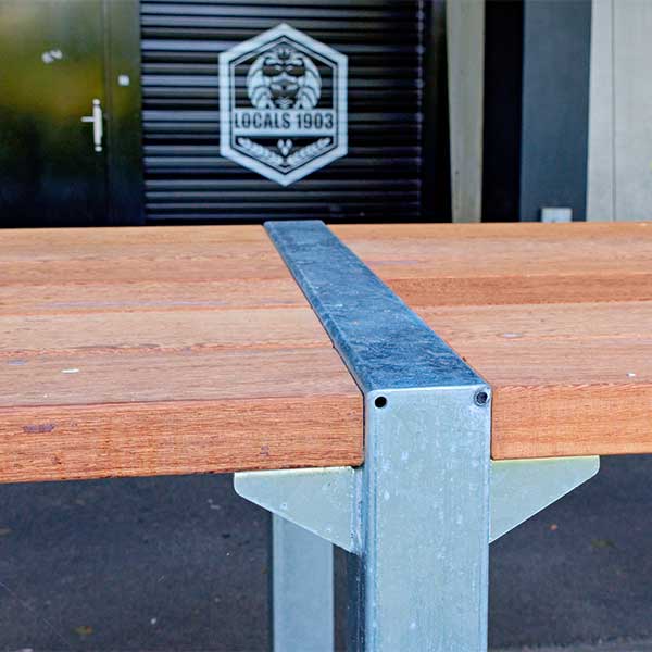 137990 straatmeubilair statafels